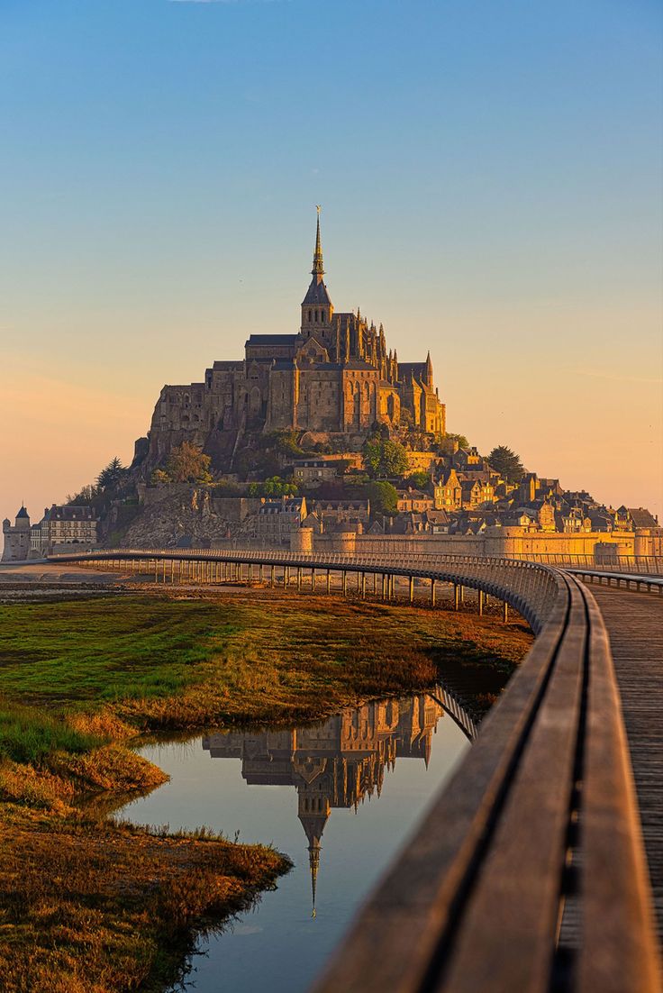 Abadía del Mont Saint-Michel sobre la bahía de Normandía