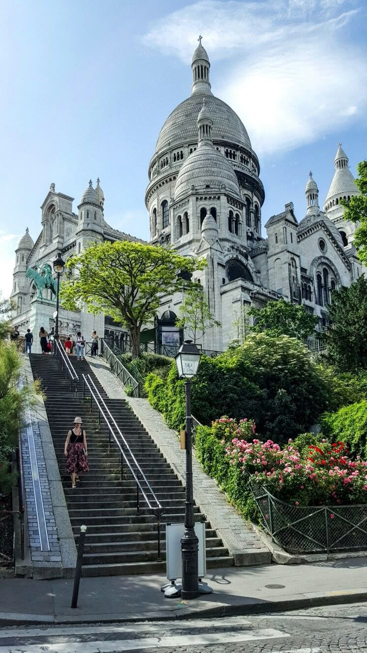Escalinatas y basílica del Sacré-Cœur en Montmartre, París