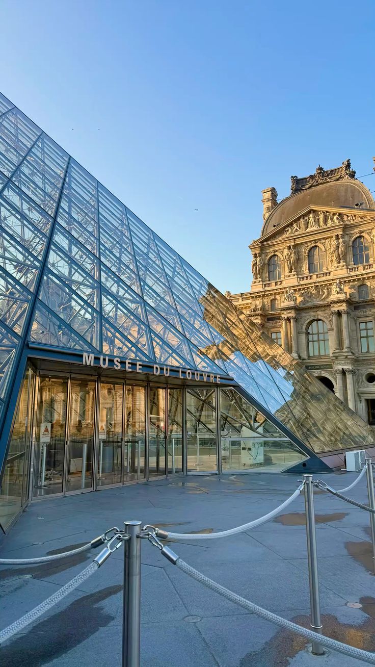 Pirámide del Museo del Louvre, París