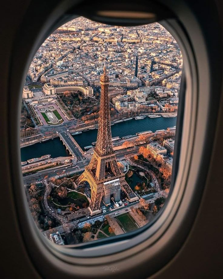 Vehículo privado recorriendo París con la Torre Eiffel de fondo