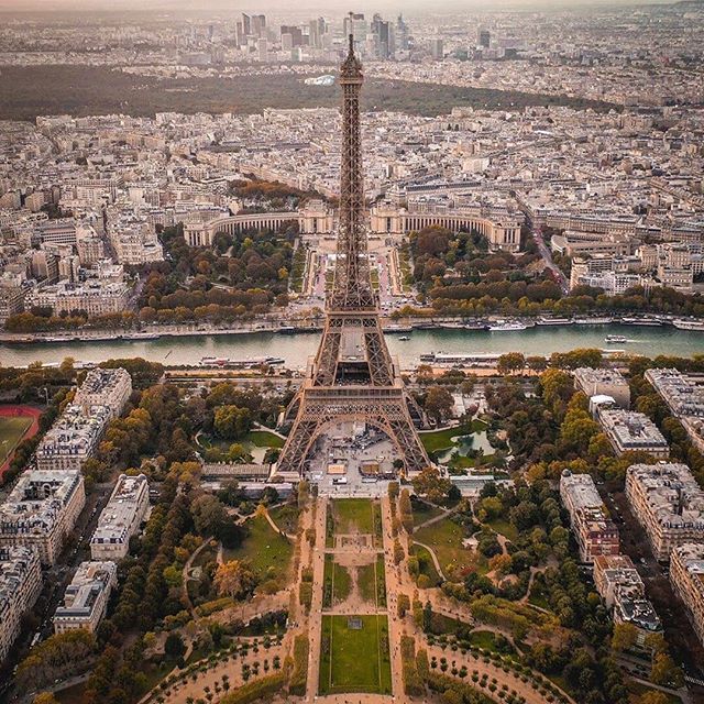 Torre Eiffel con la explanada del Trocadéro, París