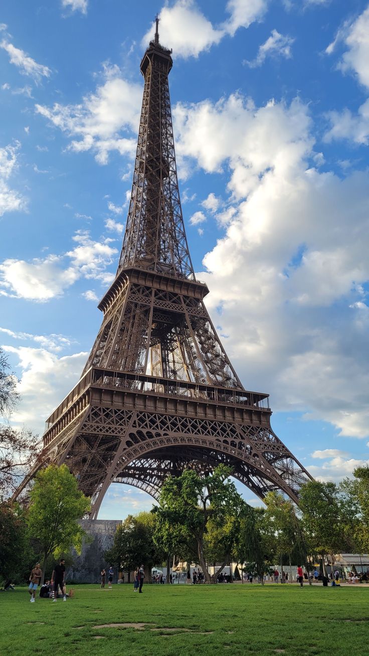 Pareja en la Torre Eiffel de París durante un tour en español