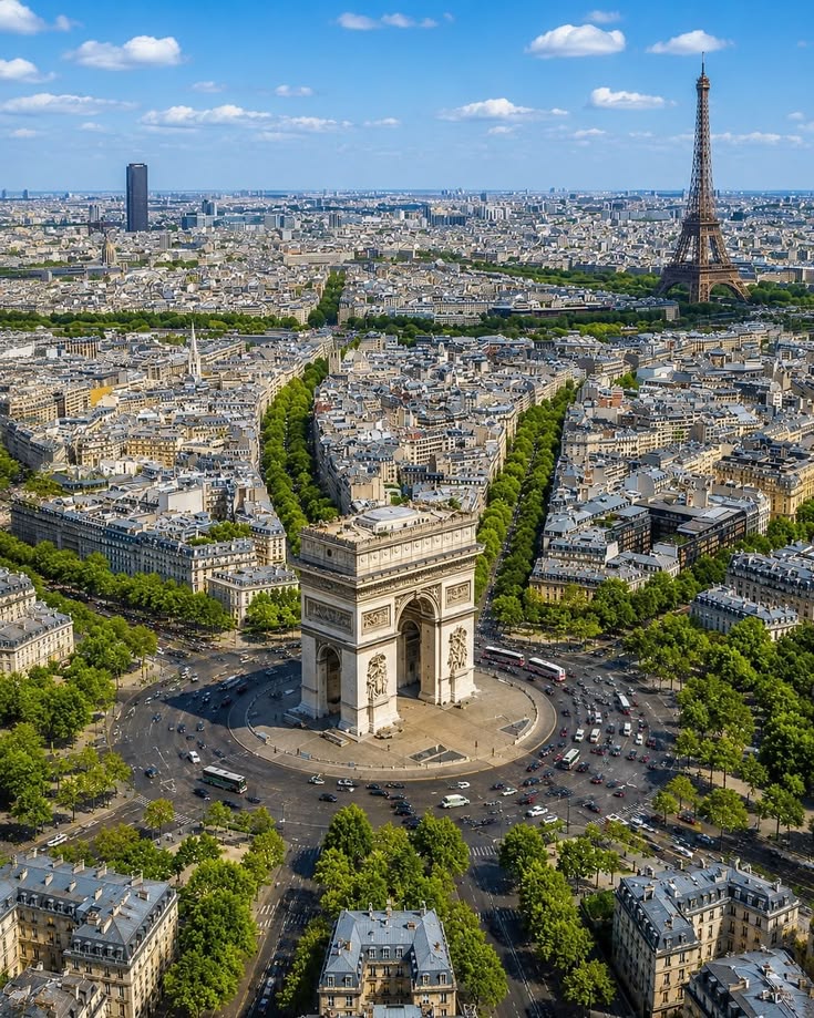 Pareja frente a Notre-Dame en un tour privado por París